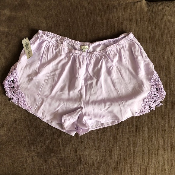 Aritzia Pants - NWT Medium Aritzia Talula Roxie Shorts